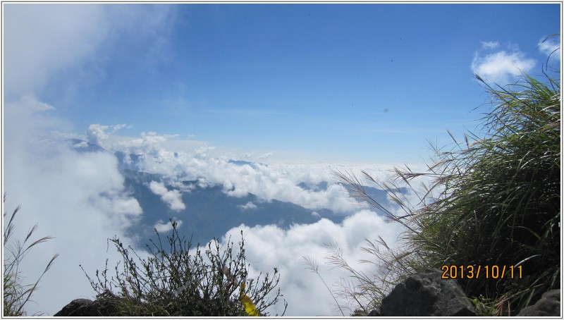 2013-10-11 13-16-58山頂漂亮的雲海.jpg